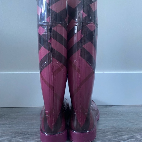 Burberry Fuchsia check rain boots. - Picture 6 of 6